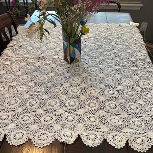 Early 1900’s large tablecloth doily | vintage wedding decor